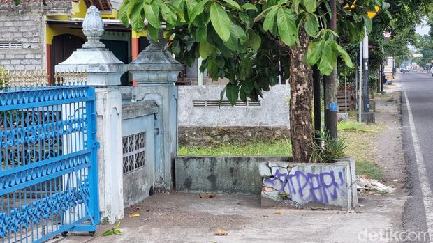 TKP Laka maut sekeluarga tabrak mentok di Patalan, Bantul, Minggu (27/5/2024). Kejadian ini menewaskan ibu dan anaknya.