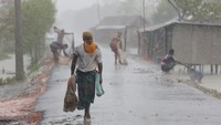 Badai tersebut melintasi wilayah pesisir pelabuhan Mongla di Bangladesh dan Kepulauan Sagar di negara bagian Benggala Barat, India, dengan kecepatan angin mencapai 135 kmpj (sekitar 84 mph), kata Departemen Meteorologi India (IMD). 
