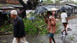 Topan Remal Menerjang Bangladesh, Pohon hingga Tiang Listrik Tumbang
