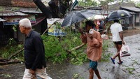 Topan itu menyebabkan jutaan orang kehilangan listrik setelah tiang listrik tumbang dan beberapa pohon tumbang akibat angin kencang. 