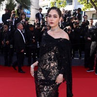 Naughty in black. Gaun hitam pilihan bintang film Thailand Araya A. Hargate sukses mencuri atensi karena memprovokasi imajinasi. (Foto: Marc Piasecki/FilmMagic)