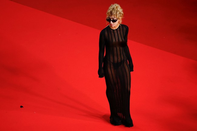 Sheer moment. Aura seksi model Inggris Nadia Lee Cohen sukses terpancar gaun body-con hitam yang dipakai tanpa bra. (Foto: REUTERS/Sarah Meyssonnier)