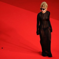 Sheer moment. Aura seksi model Inggris Nadia Lee Cohen sukses terpancar gaun body-con hitam yang dipakai tanpa bra. (Foto: REUTERS/Sarah Meyssonnier)