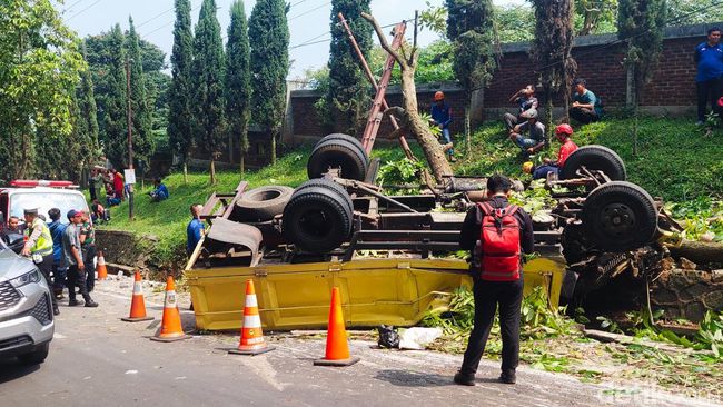 Truk yang mengalami kecelakaan di Jalan Kolonel Masturi, Kota Cimahi.