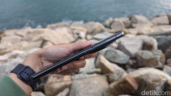 Layar Vivo X100 Pro dibuat melengkung di sisi kiri dan kanan seperti ponsel flagship kebanyakan. Foto: Virgina Maulita Putri/detikINET
