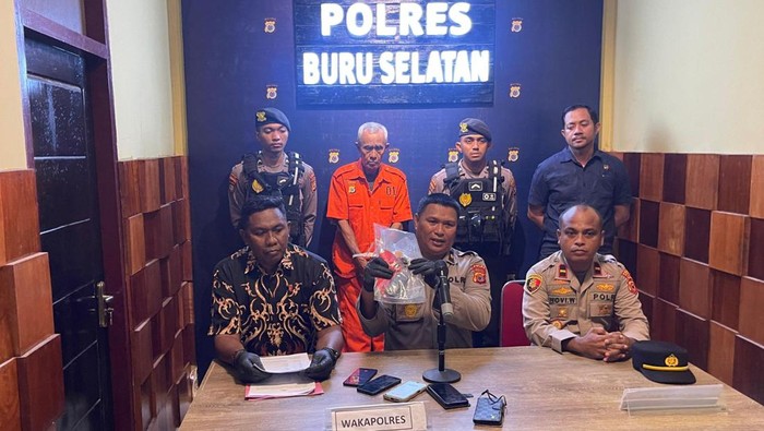 Wakapolres Buru Selatan Kompol Syafrudin saat menyampaikan keterangan pers terkait pengungkapan kasus TPPO.