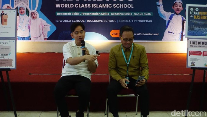 Wali Kota Solo Gibran Rakabuming Raka saat mengisi acara di SD Al-Firdaus Solo, Senin (27/5/2024).