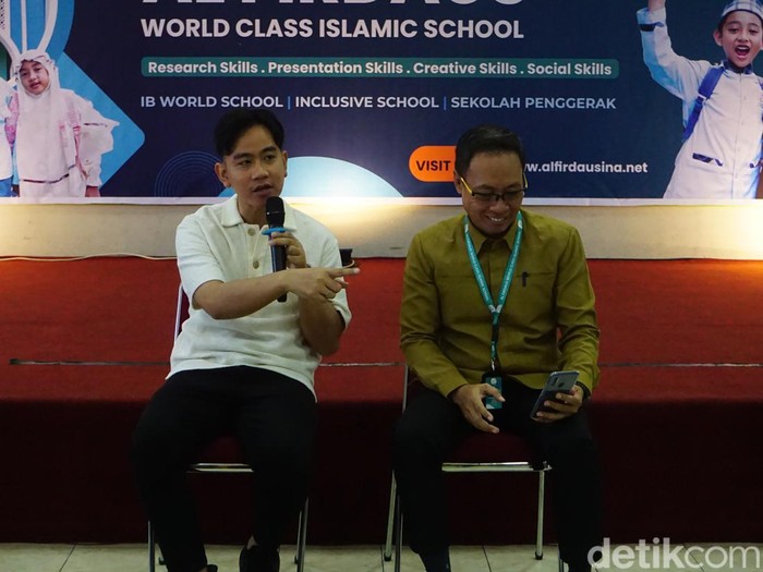 Wali Kota Solo Gibran Rakabuming Raka saat mengisi acara di SD Al-Firdaus Solo, Senin (27/5/2024).