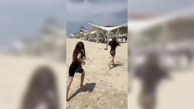 Warga Israel berlarian saat suara peringatan serangan berbunyi ditengah bermain dipinggir pantai. (X @eduardomenoni)