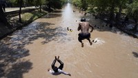 Mereka menyejukkan diri dengan berenang di sungai saat gelombang panas menerjang wilayah Pakistan.  