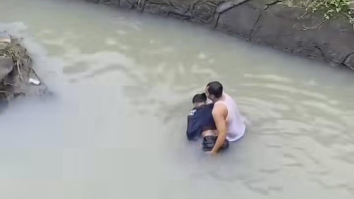 Warga saat mengangkat jasad salah satu korban dari dalam sungai. (Foto: explore_siantar/Instagram)