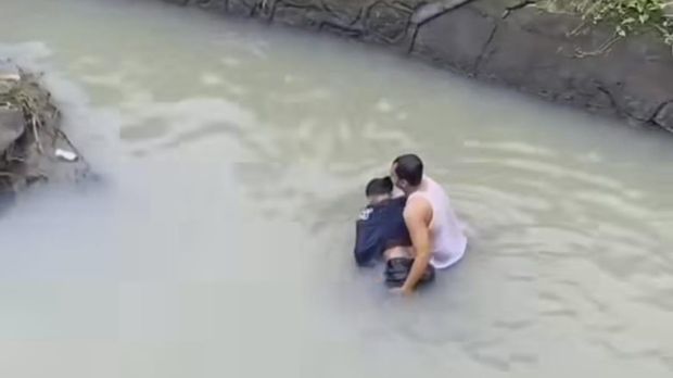 Warga saat mengangkat jasad salah satu korban dari dalam sungai. (Foto: explore_siantar/Instagram)