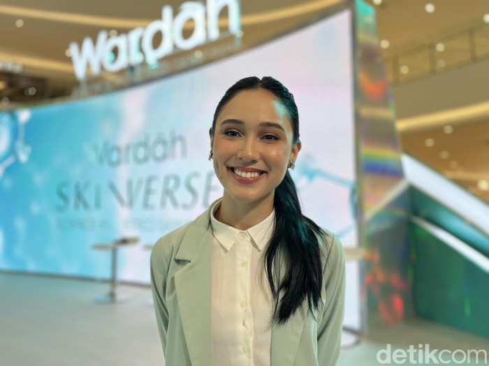 Yasmin Napper yang membagikan tips skincare sehari-hari