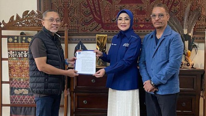 Zulhas menyerahkan SK kepada Widya Pratiwi Murad sebagai Ketua DPW PAN Maluku dan Sekretaris Hairudin Tuarita.