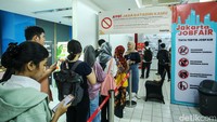 Kelima, langkah efisiensi yang diambil perusahaan. Yassierli menyebut perusahaan tersebut berhasil bertahan hanya saja harus mengurangi jumlah karyawannya. Kemudian ada yang melakukan transformasi perubahan bisnis dan seterusnya. Kemudian yang terakhir itu adalah pailit karena beban terkait dengan kewajiban kepada kreditur dan seterusnya, tutur Yassierli. Rifkianto Nugroho/detikcom
