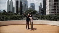 Dengan pemandangan gedung-gedung tinggi di sepanjang Jalan Sudirman, Jakarta. Lokasi ini cocok bagi traveler yang ingin mencari lokasi foto anti mainstream dengan pemandangan modern khas Kota Jakarta. Saat ini Halte Dukuh Atas juga dihiasi oleh karya Van Gogh dengan corak dominan warna biru dihiasi berbagai bunga di bagian atas membuat halte ini terlihat cantik dan estetik untuk spot berfoto. Pradita Utama/detikcom