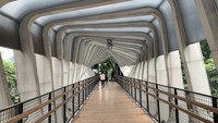 Berikutnya, ada Halte GBK. Halte ini memiliki ikon yang cukup unik, yakni batang pohon yang berada di dalam halte. Tak memilih untuk menebangnya, pihak TransJakarta justru memilih melubangi atapnya dan memberikan kaca di sekeliling batang pohon. Natasha Kayla Ananta/detikcom