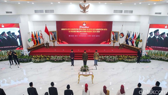 50 Anggota KPU Kabupaten/Kota di Maluku Utara Resmi Dilantik Anggota KPU dari 10 Kabupaten/Kota di Provinsi Maluku Utara periode 2024-2029 resmi dilantik. Pelantikan dilakukan di KPU Pusat, Jakarta, Selasa (28/5/2024).