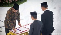 Hasyim Asyari menandatangani surat pelantikan anggota KPUD Kabupaten/Kota di Provinsi Maluku Utara.