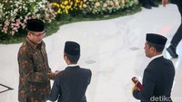 Seusai pelantikan, ia mengucapkan selamat kepada anggota KPUD terpilih.