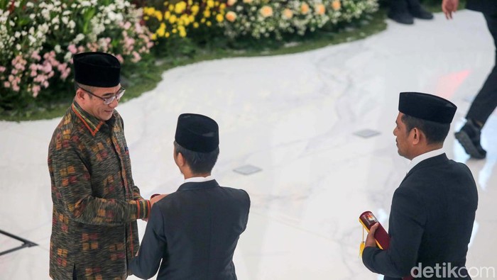 50 Anggota KPU Kabupaten/Kota di Maluku Utara Resmi Dilantik Anggota KPU dari 10 Kabupaten/Kota di Provinsi Maluku Utara periode 2024-2029 resmi dilantik. Pelantikan dilakukan di KPU Pusat, Jakarta, Selasa (28/5/2024).