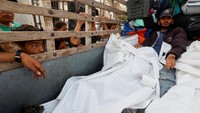 Pesawat tempur Israel menembakkan delapan rudal ke tempat penampungan sementara yang ditinggali para pengungsi Palestina. (REUTERS/Mohammed Salem)  