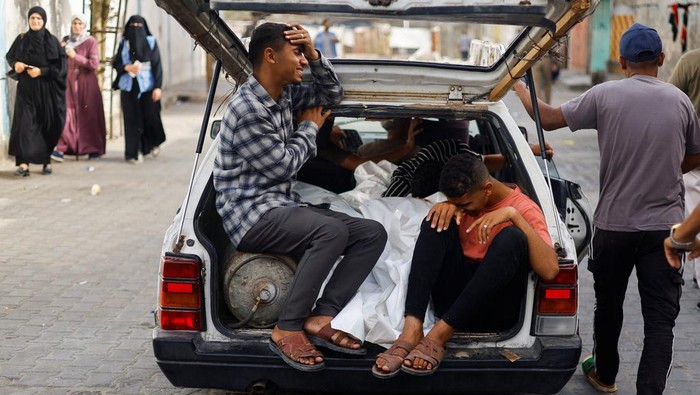 Mourners react next to the bodies of Palestinians killed in an Israeli strike on an area designated for displaced people, during their funeral in Rafah, in the southern Gaza Strip, May 27, 2024. REUTERS/Mohammed Salem