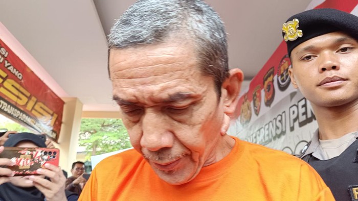Abah Oyan pakai baju tahanan