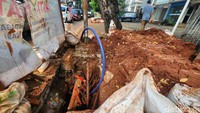Selama proses pengerjaan, fasilitas publik berupa jalur pedestrian rusak, dipenuhi lumpur dan berlubang.  