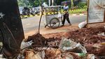 Ada Galian Kabel, Jalur Pedestrian Jalan Wijaya Jaksel Jadi Acak-acakan