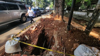 Ada Galian Kabel, Jalur Pedestrian Jalan Wijaya Jaksel Jadi Acak-acakan