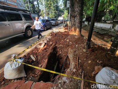 Ada Galian Kabel, Jalur Pedestrian Jalan Wijaya Jaksel Jadi Acak-acakan