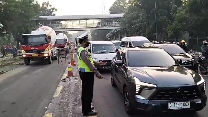 Ada Perbaikan Jalan di Underpass Halim Arah PGC, Lalin Macet