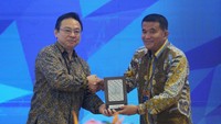 Regional Assistant Vice President Marketing Agung Podomoro Zaldy Wihardja (kiri) dan Department Head Divisi Distribution Network & Sales Bank Negara Indonesia (BNI) Firmansyah (kanan) pada proses penyerahan plakat dalam acara Seremonial Penandatangan Perjanjian Kerjasama Penyediaan Fasilitas KPR PT Agung Podomoro Land Tbk dan PT Bank Negara Indonesia (Persero) Tbk. (BNI) di Central Park Mall, Jakarta.  