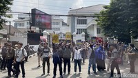 Dalam aksi ini ditampilkan instalasi dan penampilan pantomim dari Wanggi Hoed. (Foto: Wisga Putra Julian/detikJabar
