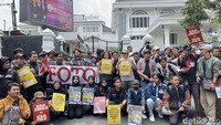 Tak hanya para jurnalis, aksi ini juga di ikuti dari berbagai macam kalangan seperti para mahasiswa yang menyeruakan aksinya yang turun langsung ke jalanan. (Foto: Wisga Putra Julian/detikJabar)