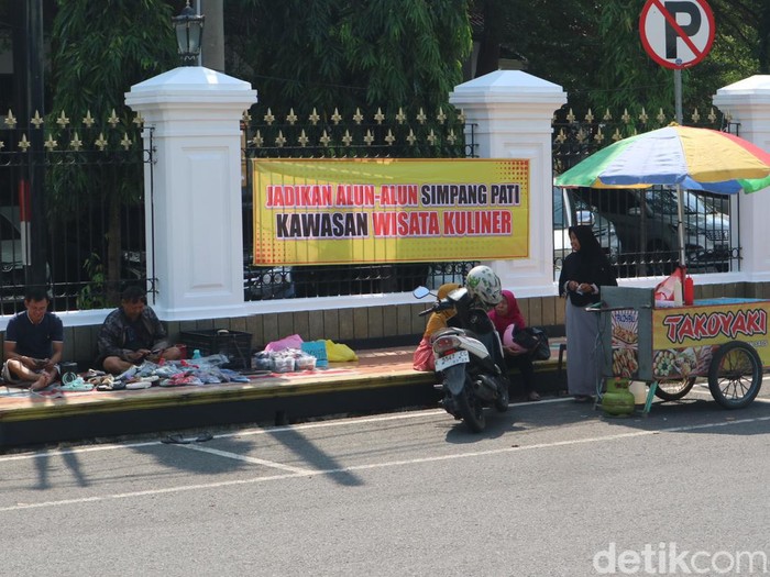 Aksi PKL nekat berjualan di Simpang 5 Kabupaten Pati, Selasa (28/5/2024).