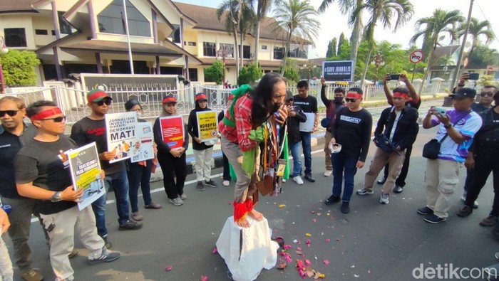 Aksi solidaritas jurnalis Ciamis tolak revisi UU Penyiaran.