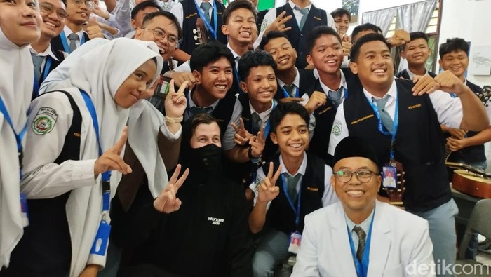 Alan Walker berkunjung ke SMA Al Azhar Medan. (Kartika Sari/detikSumut)