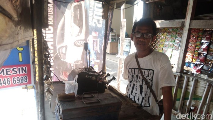 Andi di lapak miliknya di Pasar Kanoman Kota Cirebon.