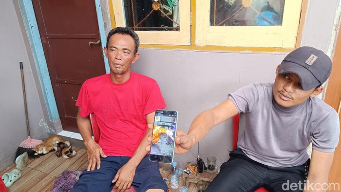 Anggota Satgas Pelajar, Daman Huri (baju merah) menceritakan detik-detik ditabrak pelajar hendak tawuran di Bogor (Rizky Adha/detikcom)