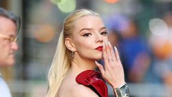 Anya Taylor-Joy Dikucilkan Disebut Gak Cantik, Kini Jadi Bintang Hollywood