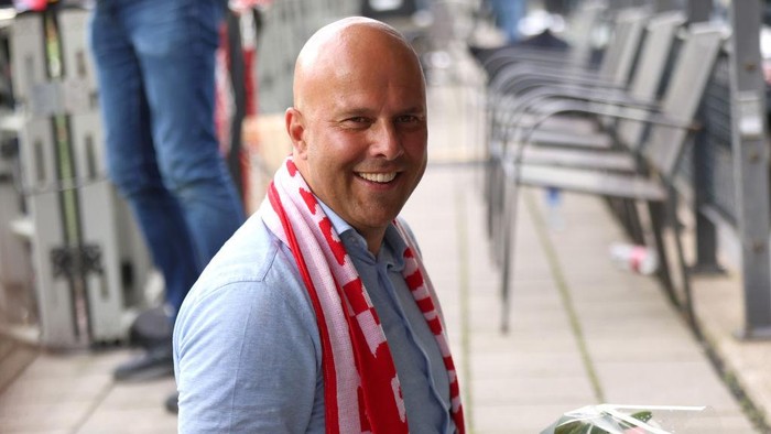 ROTTERDAM, NETHERLANDS - MAY 19: Head Coach Arne Slot of Feyenoord says goodbye to Feyenoord during the Dutch Eredivisie match between Feyenoord and Excelsior at De Kuip on May 19, 2024 in Rotterdam, Netherlands. (Photo by Peter Lous/BSR Agency/Getty Images)
