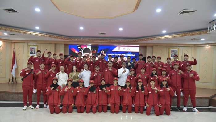 Kontingen Indonesia untuk ASEAN School Games 2024 saat dilepas oleh Menpora Dito.