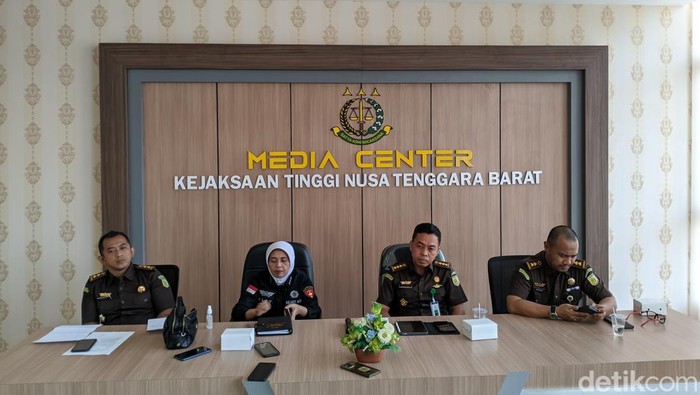 Aspidsus Kejati NTB Ely Rahmawaty (kiri tengah) didampingi Asintel Kejati NTB I Wayan Riana (tengah) dan Kasi Penkum Kejati NTB Efrien Saputera (kanan) saat konferensi pers di kantornya, Selasa (28/5/2024). (Ahmad Viqi/detikBali)