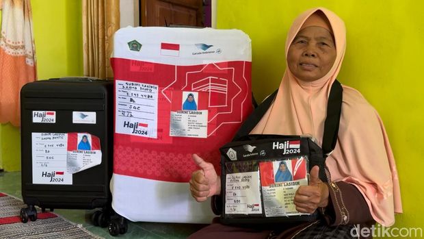 Surini (68) bakul sayur keliling, Selasa (27/5/2024) siang.