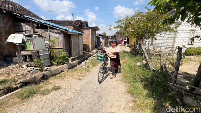 Surini (68) bakul sayur keliling, Selasa (27/5/2024) siang.