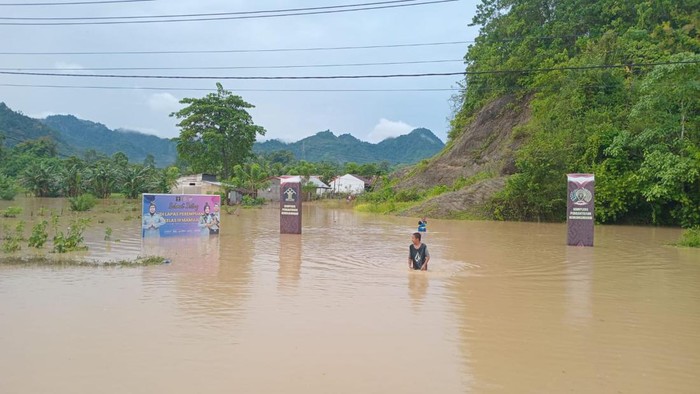 Banjir merendam jalanan depan Lapas Perempuan Mamuju.