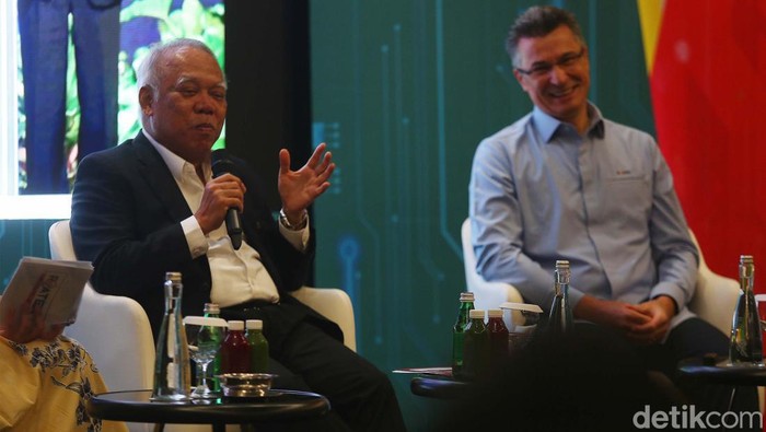 Menteri PUPR Basuki Hadimuljono menyatakan sistem transaksi tol tanpa setop atau Multi Lane Free Flow (MLFF) diterapkan pada tahun ini. Namun, tak langsung ke MLFF. Hal itu disampaikan Menteri PUPR Basuki Hadimuljono di The 19th Intelligent Transport System (ITS) Asia Pacific Forum 2024 di Jakarta, Selasa (28/5/2024).
