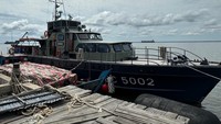 Penindakan itu berawal dari informasi yang kami terima dari masyarakat tentang adanya pemasukan barang ilegal berupa bawang merah asal Batu Pahat, Malaysia, dengan menggunakan KM. Rafida Jaya. Atas informasi tersebut, satuan tugas (satgas) patroli laut Bea Cukai segera berkoordinasi dan melancarkan patroli, hingga akhirnya dapat mendeteksi kapal mencurigakan dengan muatan ditutupi terpal masuk ke perairan Sungai Kembung.